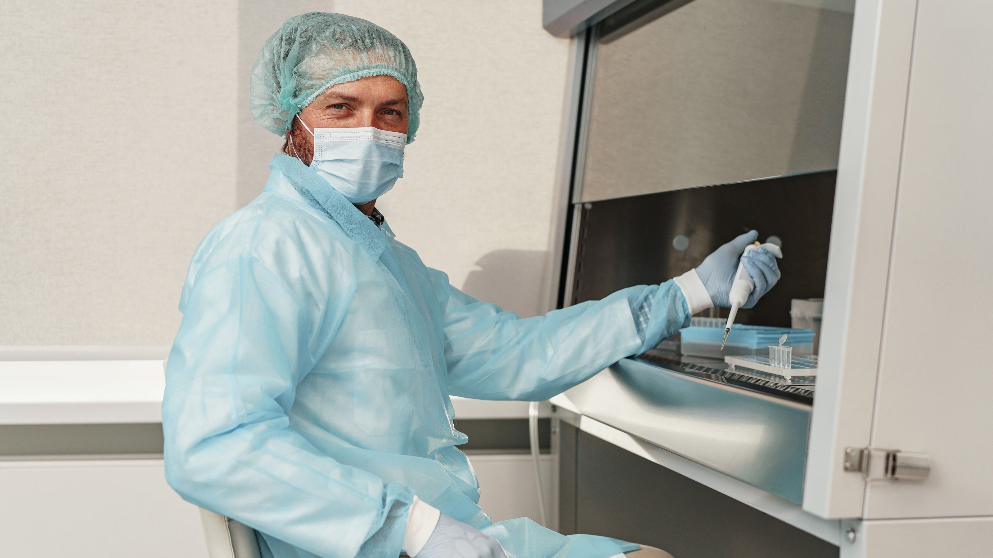 Científico usando una micropipeta para trabajo de precisión en laboratorio