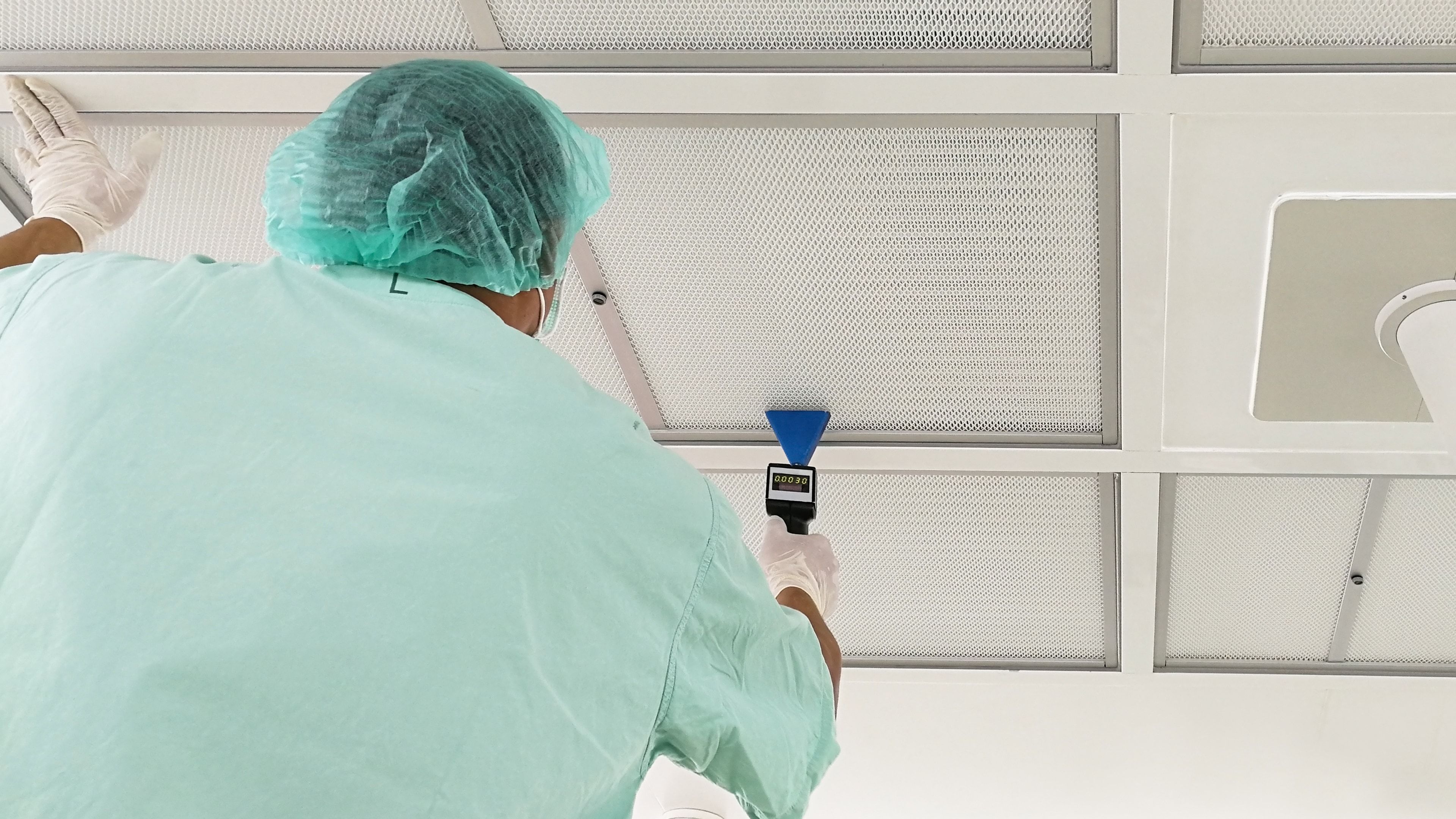 Técnico realizando un test de fugas en un filtro HEPA de sala blanca