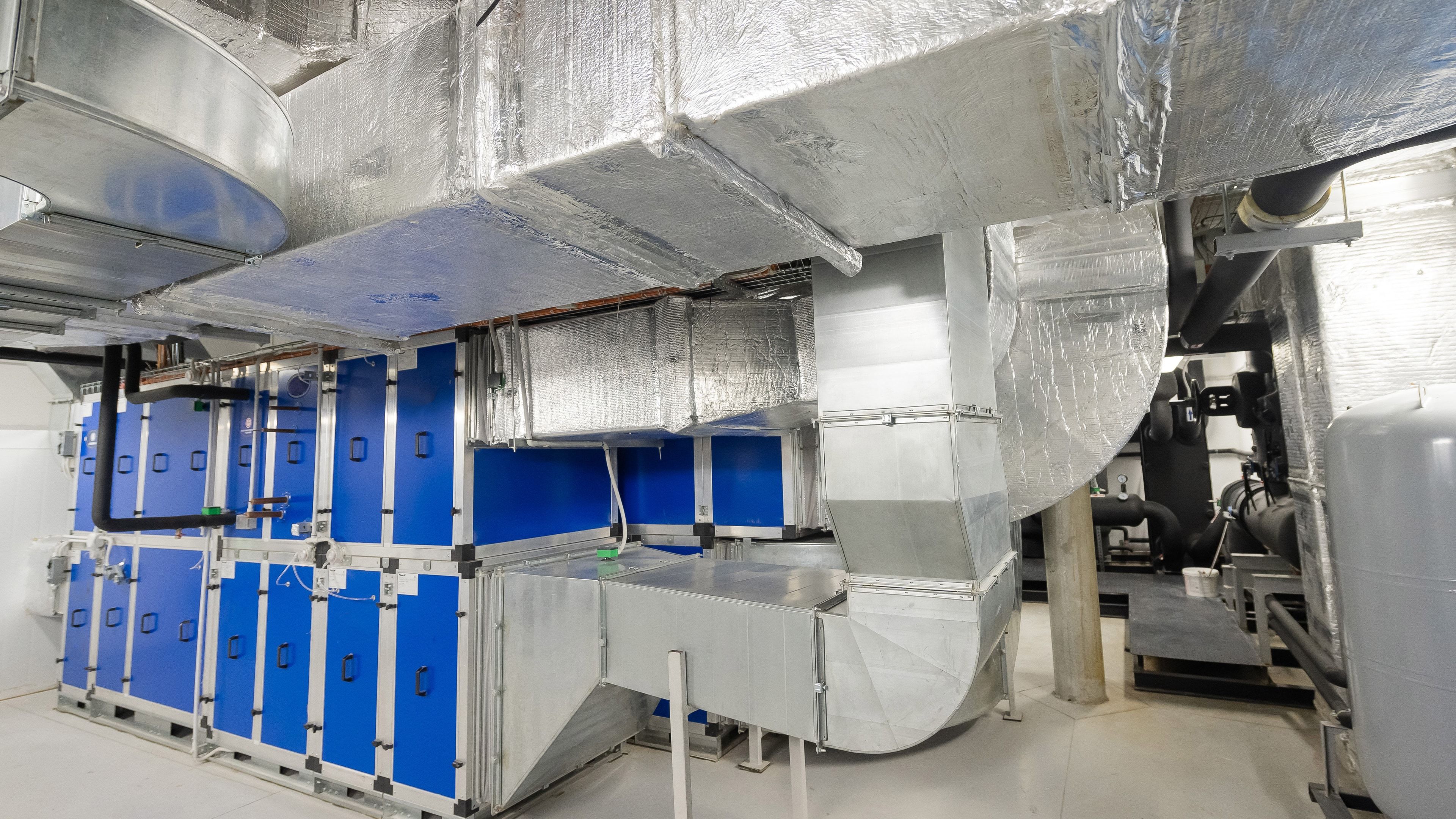 Sistema de filtración y ventilación de aire para una sala blanca industrial