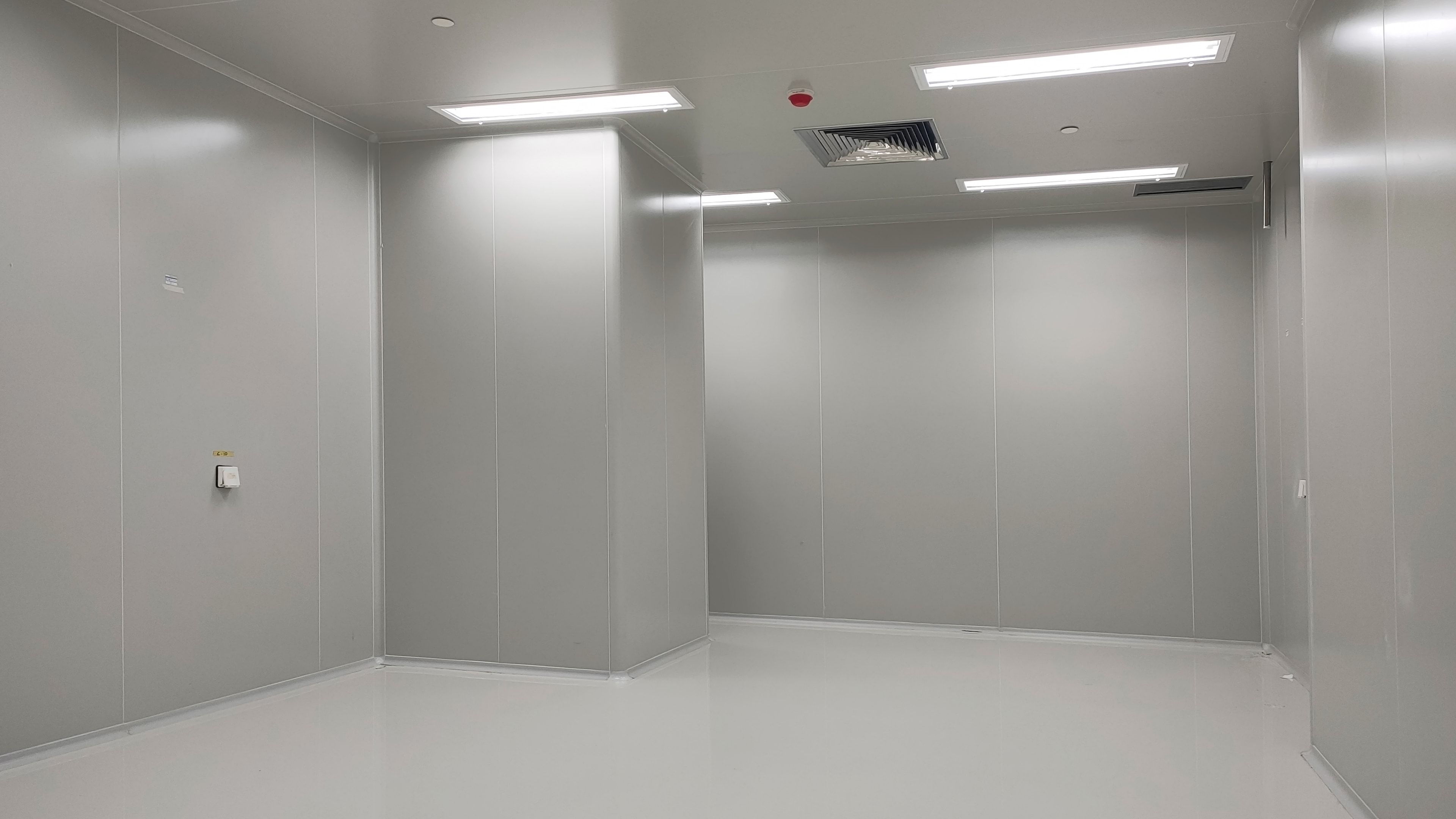 Interior de sala blanca para fabricación de precisión en entorno estéril controlado