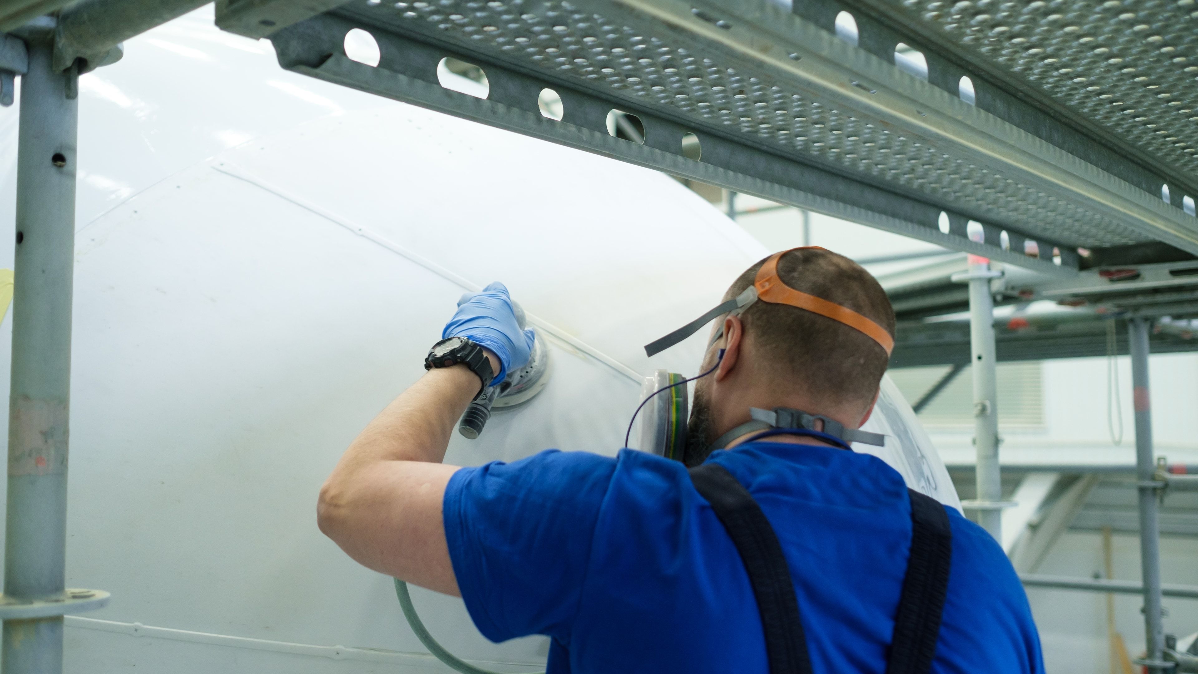 Operario montando equipamiento técnico en una instalación industrial