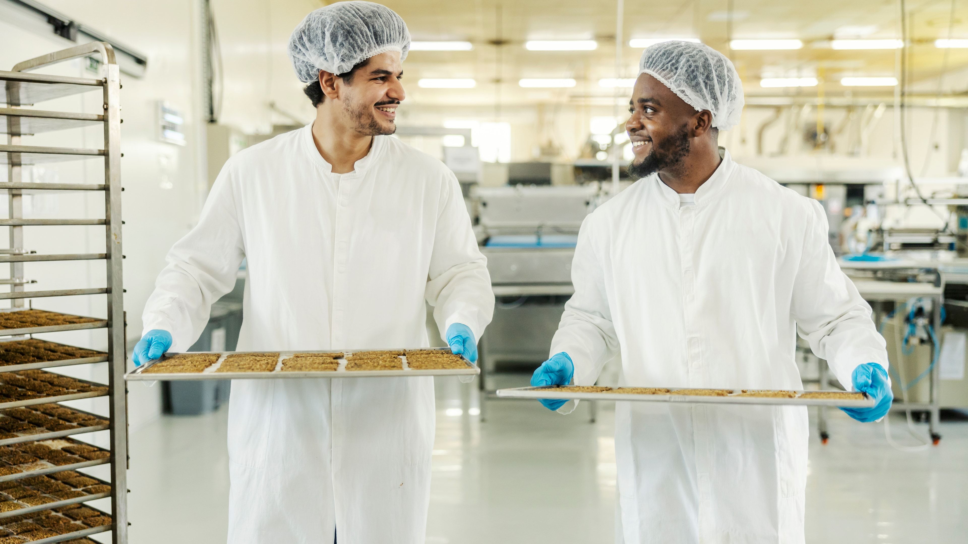 Trabajadores de una fábrica de alimentación con indumentaria estéril