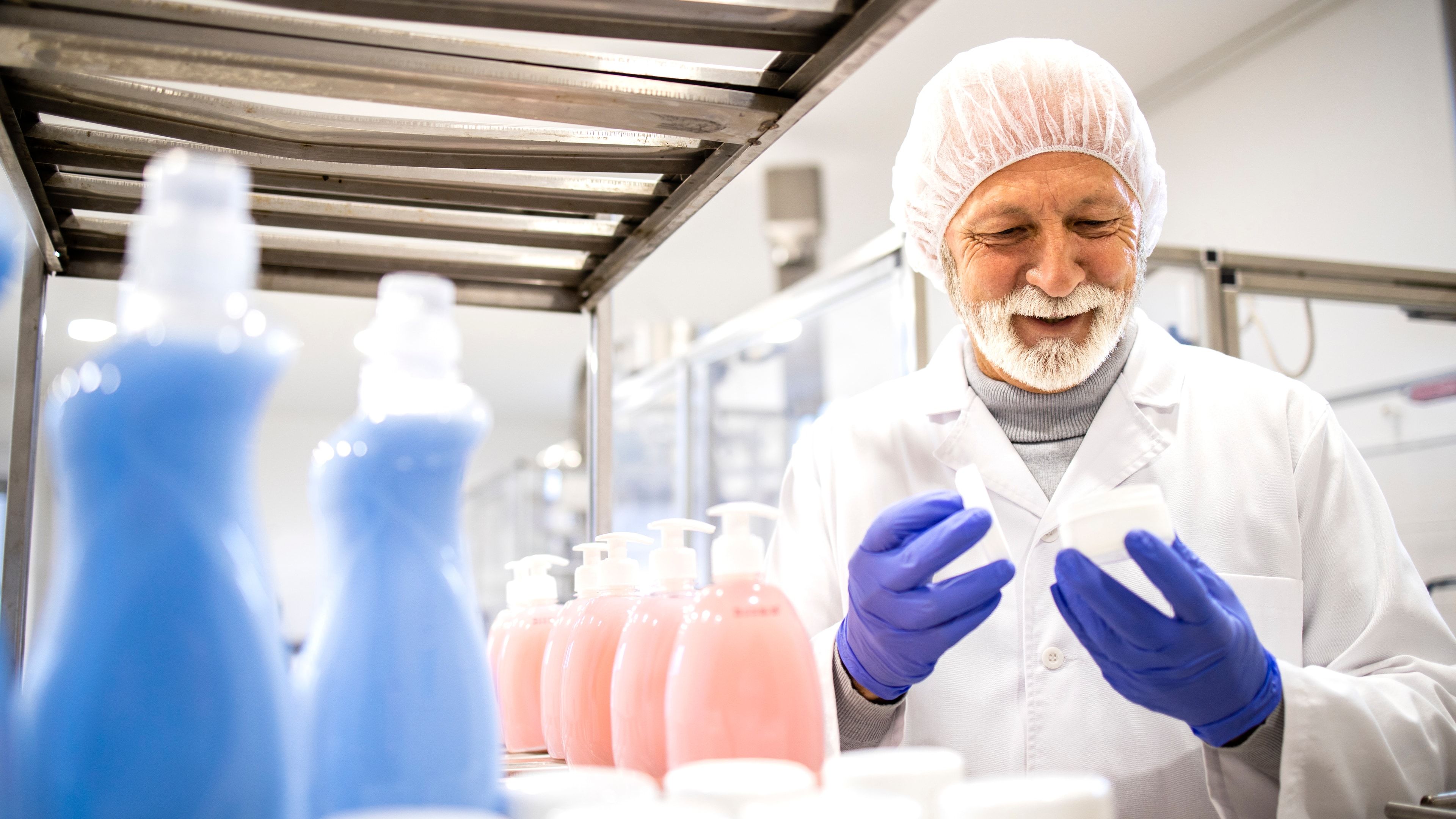 Operaria preparando producto cosmético en una línea de fabricación