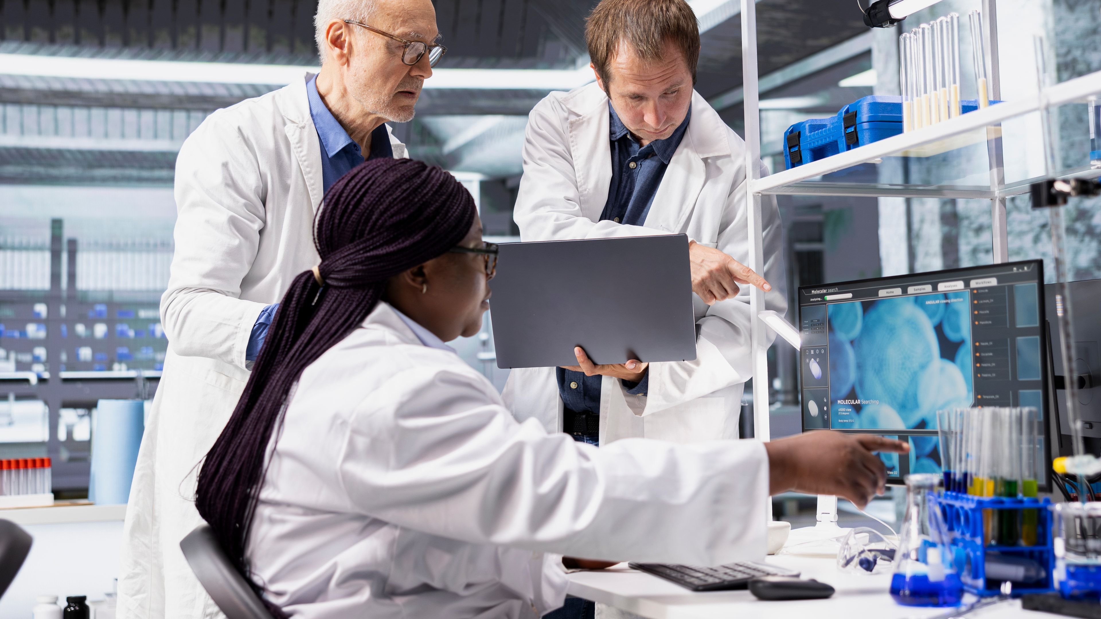 Equipo de científicos realizando investigación en un laboratorio de química