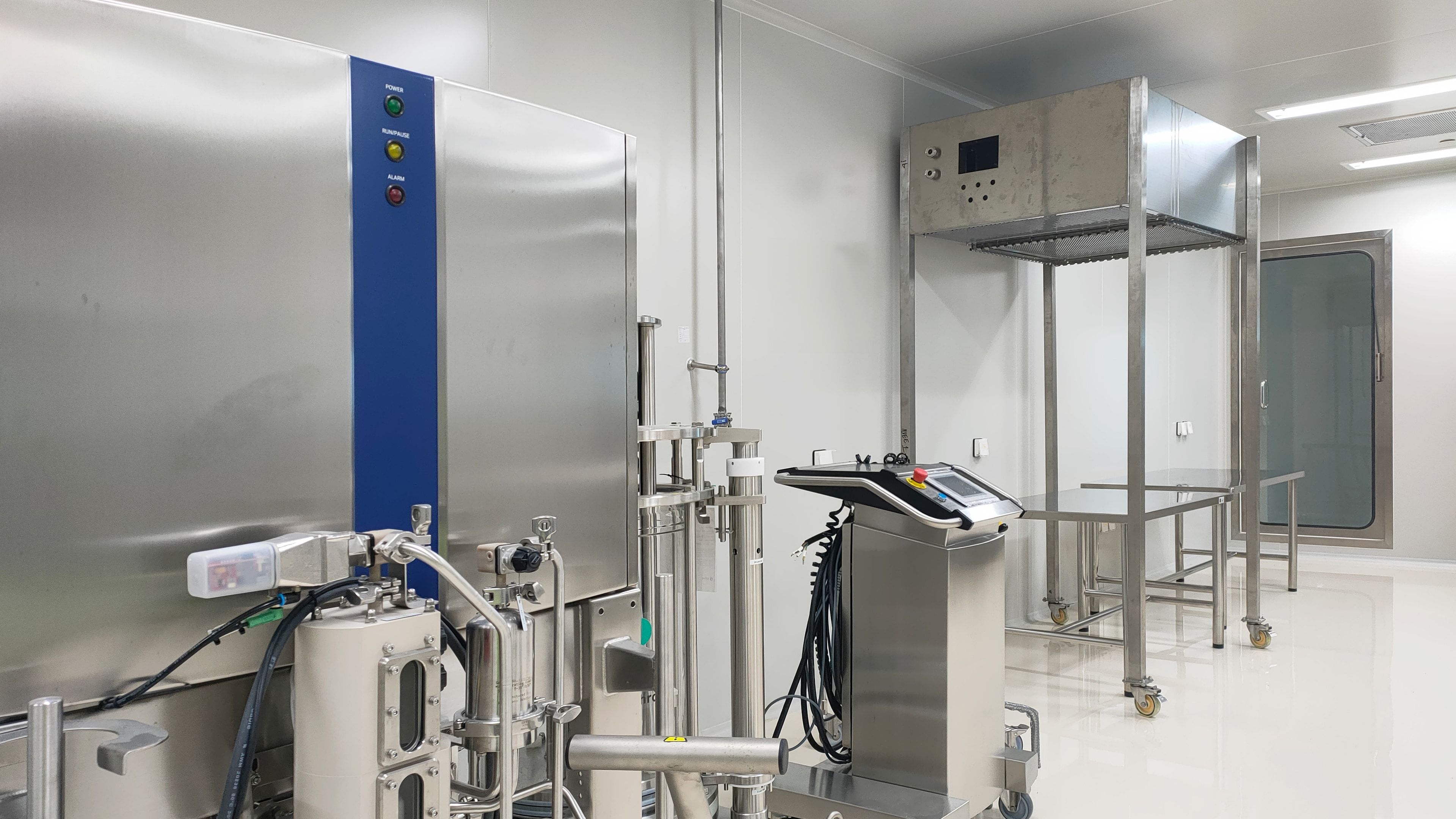 Equipamiento de acero inoxidable en un entorno estéril de sala blanca
