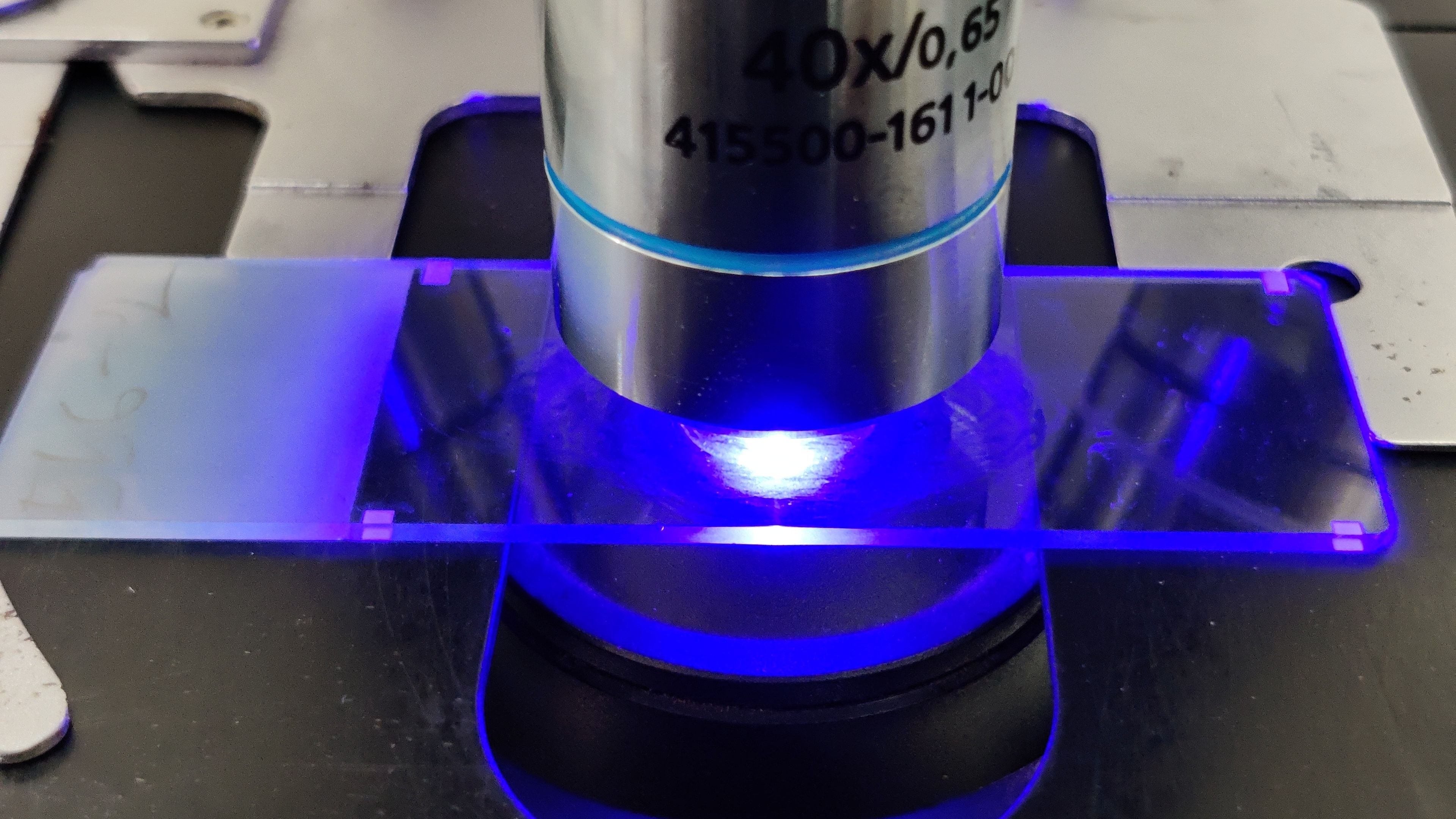 Microscopio óptico de precisión con óptica acromática en un laboratorio