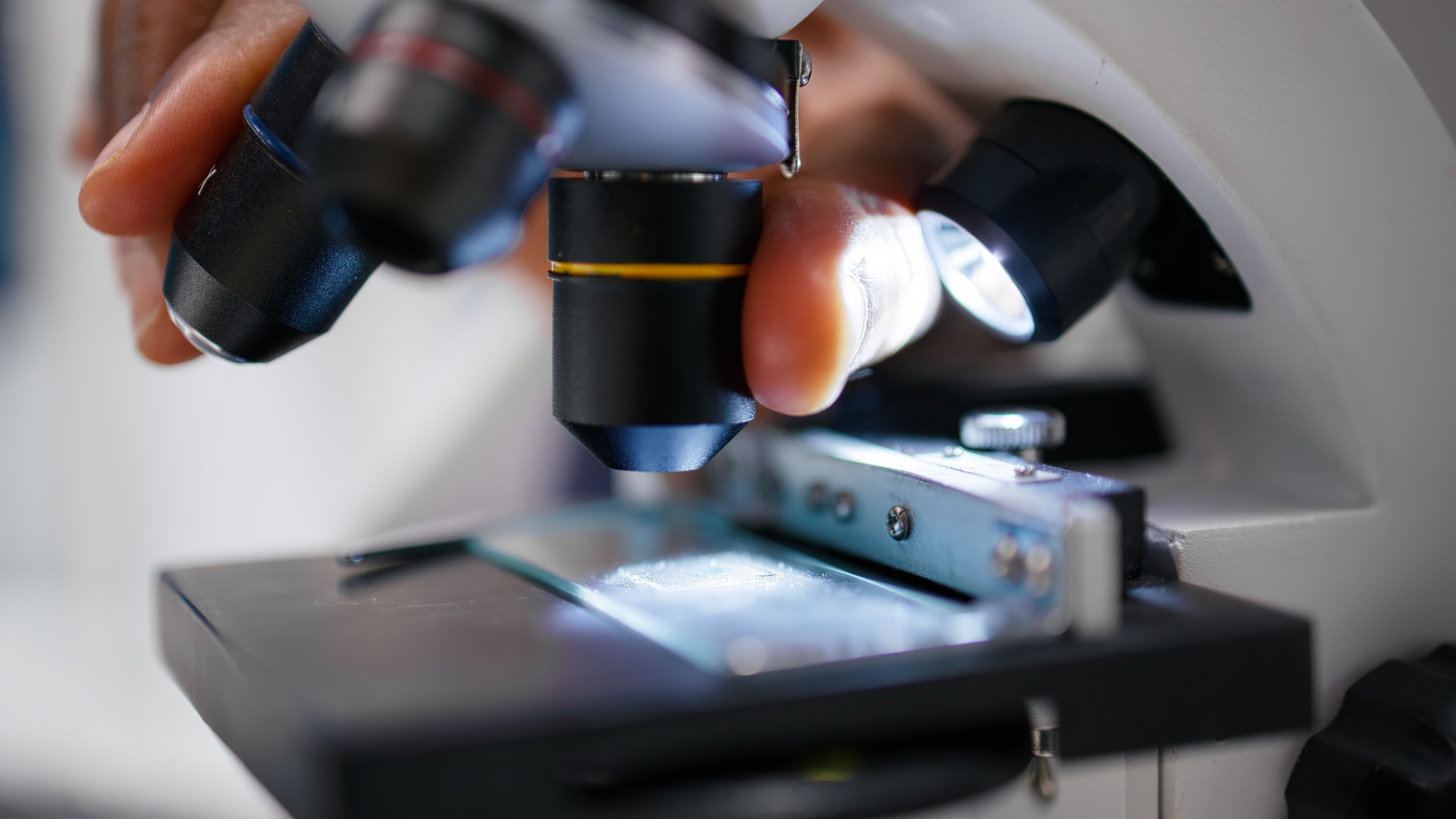 Microscopio examinando una bandeja de muestras en un laboratorio de investigación
