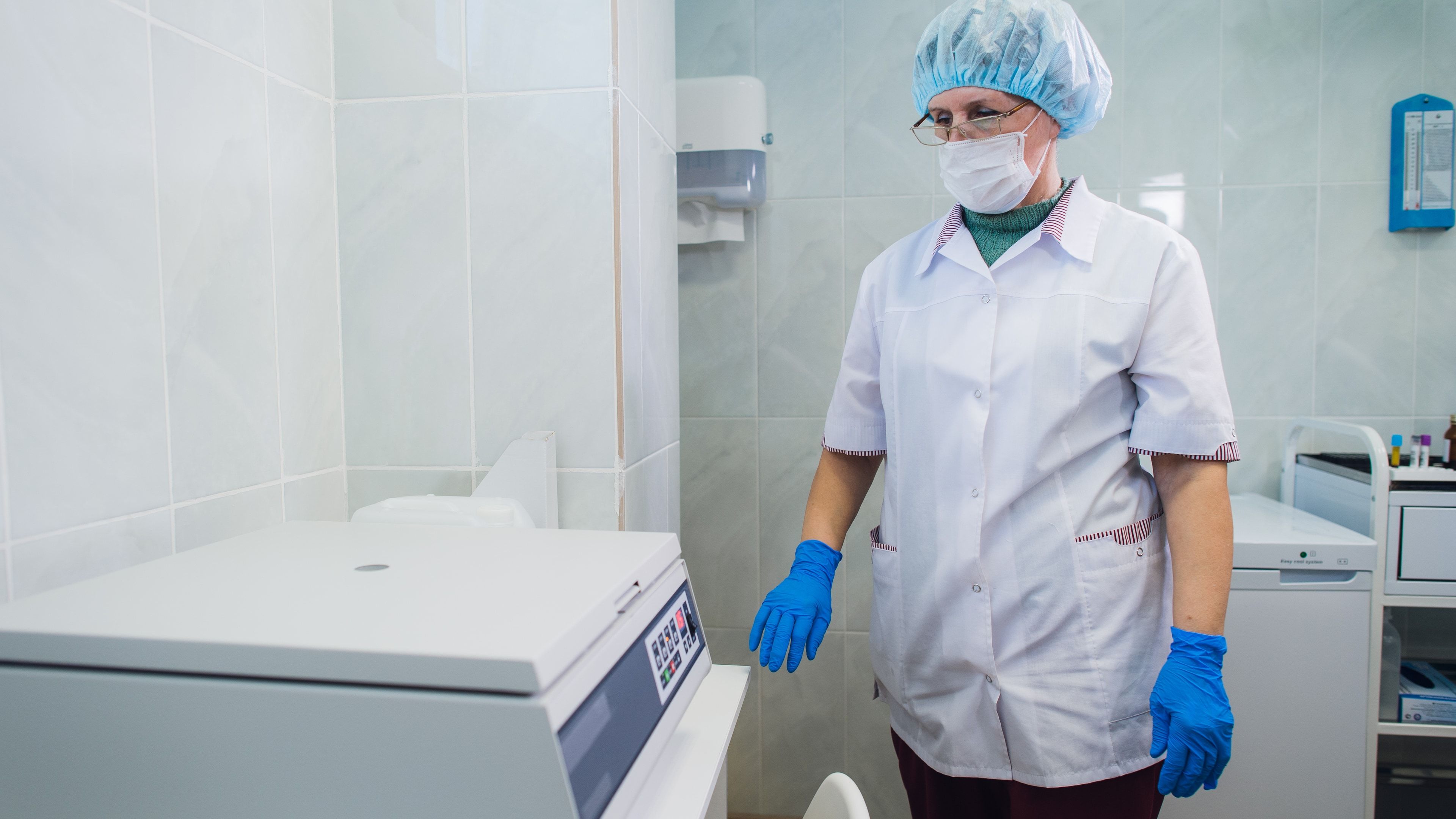 Química preparando muestras en un laboratorio sanitario