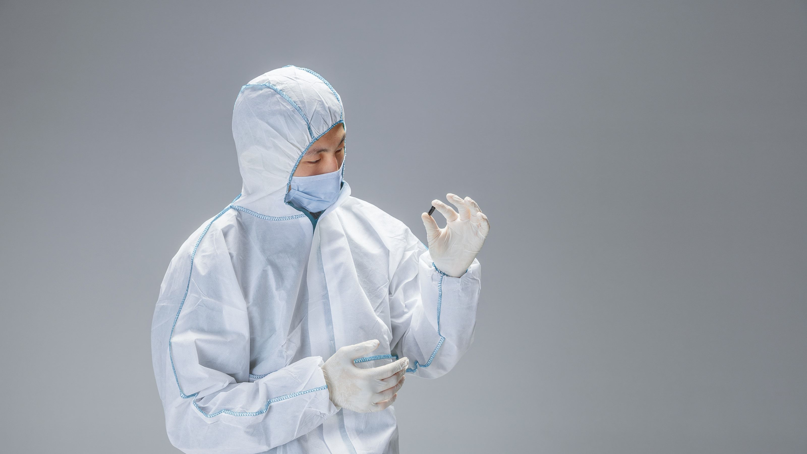 Operario con traje de protección blanco en un entorno farmacéutico